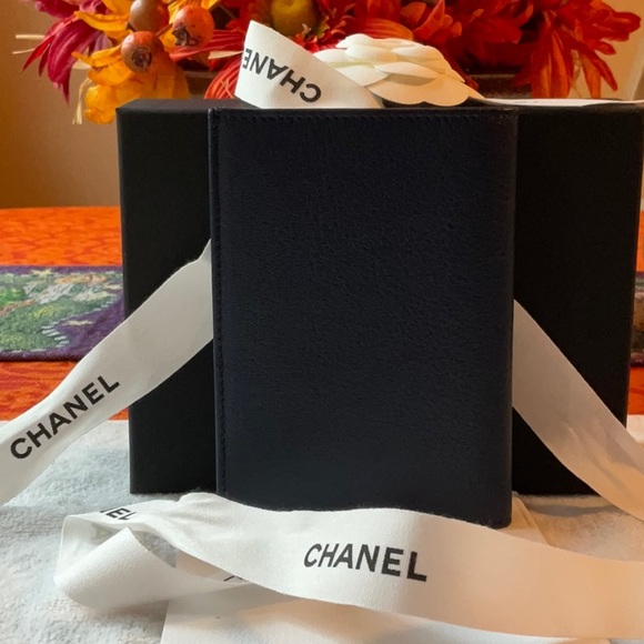 ๐๐น๐ CHANEL PASSPORT COVER ๐๐น๐ NWT ๐๐น๐ - Picture 6 of 16